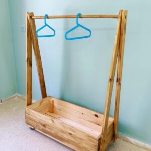 מתלה בגדים עם ארגז אחסון